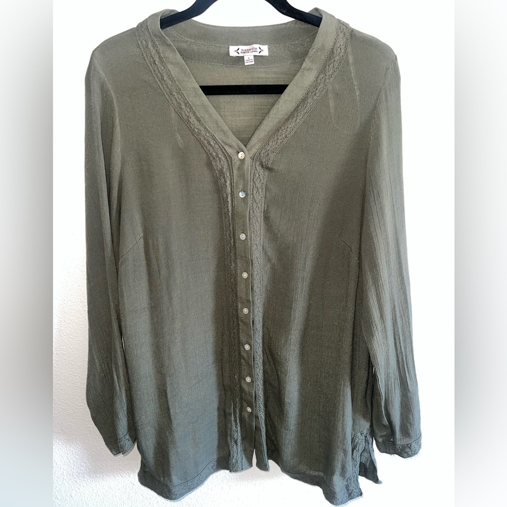 Green Buttoned Relaxed Blouse with Cuffed Sleeves